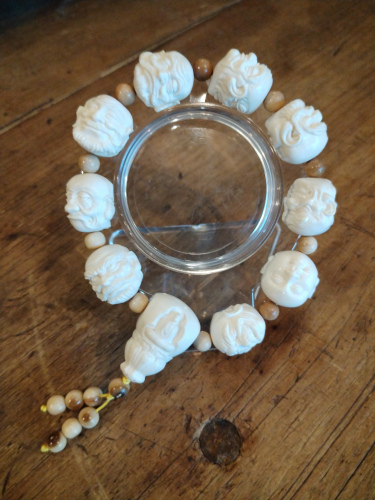 Pulsera con Cabezas en Marfil