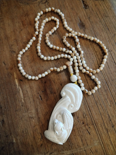 Murciélago sobre Hongo en Marfil