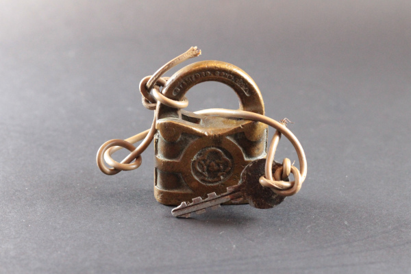 Candado en Bronce Antiguo